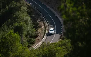   Porsche Cayenne Turbo E-Hybrid (Carrara White Metallic) - 2023