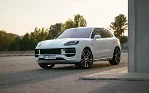   Porsche Cayenne Turbo E-Hybrid (Carrara White Metallic) - 2023