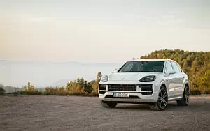   Porsche Cayenne Turbo E-Hybrid (Carrara White Metallic) - 2023