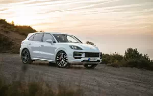   Porsche Cayenne Turbo E-Hybrid (Carrara White Metallic) - 2023