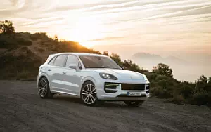   Porsche Cayenne Turbo E-Hybrid (Carrara White Metallic) - 2023