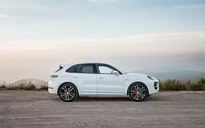   Porsche Cayenne Turbo E-Hybrid (Carrara White Metallic) - 2023