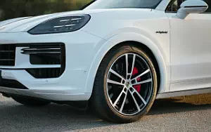   Porsche Cayenne Turbo E-Hybrid (Carrara White Metallic) - 2023