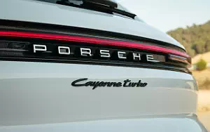   Porsche Cayenne Turbo E-Hybrid (Carrara White Metallic) - 2023