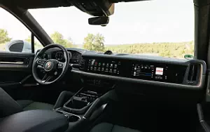   Porsche Cayenne Turbo E-Hybrid (Carrara White Metallic) - 2023