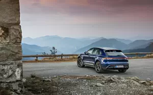   Porsche Macan T (Gentian Blue Metallic) - 2022