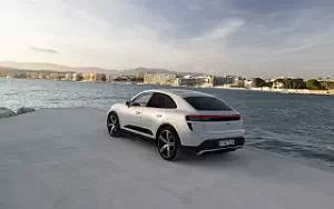   Porsche Macan Turbo (Ice Grey Metallic) - 2024