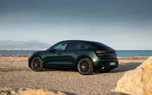   Porsche Macan Turbo (Porsche Racing Green Metallic) - 2024