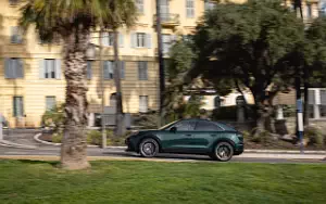   Porsche Macan Turbo (Porsche Racing Green Metallic) - 2024