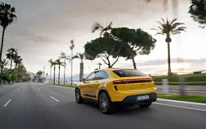   Porsche Macan Turbo (Speed Yellow) - 2024