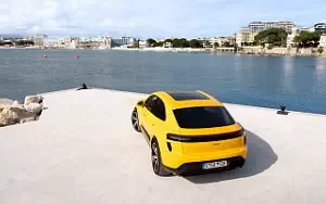   Porsche Macan Turbo (Speed Yellow) - 2024