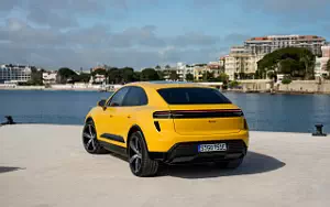   Porsche Macan Turbo (Speed Yellow) - 2024