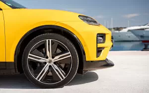   Porsche Macan Turbo (Speed Yellow) - 2024