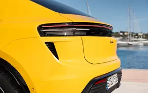   Porsche Macan Turbo (Speed Yellow) - 2024