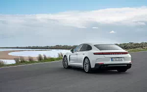   Porsche Panamera 4 E-Hybrid (Carrara White Metallic) - 2024