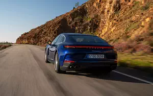   Porsche Panamera 4 (Gentian Blue Metallic) - 2024