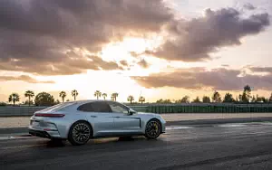   Porsche Panamera Turbo E-Hybrid (Dolomite Silver Metallic) - 2024