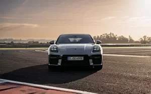   Porsche Panamera Turbo E-Hybrid (Dolomite Silver Metallic) - 2024