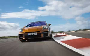   Porsche Panamera Turbo E-Hybrid (Madeira Gold Metallic) - 2024