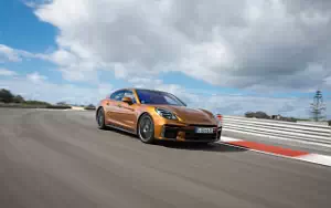   Porsche Panamera Turbo E-Hybrid (Madeira Gold Metallic) - 2024