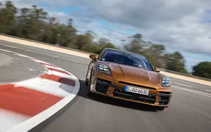   Porsche Panamera Turbo E-Hybrid (Madeira Gold Metallic) - 2024