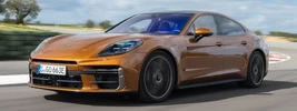 Porsche Panamera Turbo E-Hybrid (Madeira Gold Metallic) - 2024