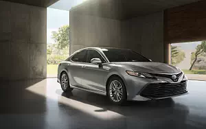   Toyota Camry Hybrid XLE US-spec - 2017