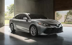   Toyota Camry Hybrid XLE US-spec - 2017