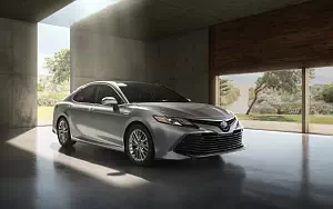   Toyota Camry Hybrid XLE US-spec - 2017