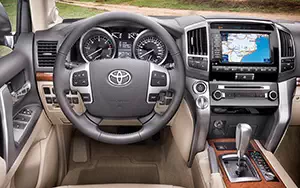   Toyota Land Cruiser 200 - 2012