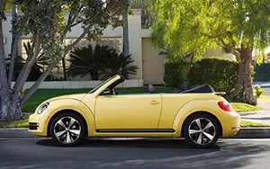   Volkswagen Beetle Cabriolet Turbo US-spec - 2012